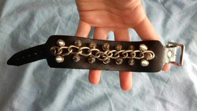 Les-bracelets-cloutés-sont-ils-démodés